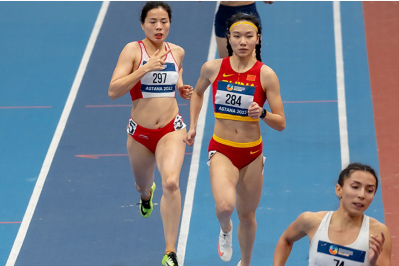 Nguyễn Thị Huyền (297) giành HCB chạy 400m nữ